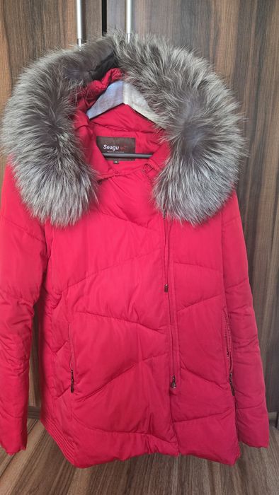 Дамско червено яке.С естествен пух.