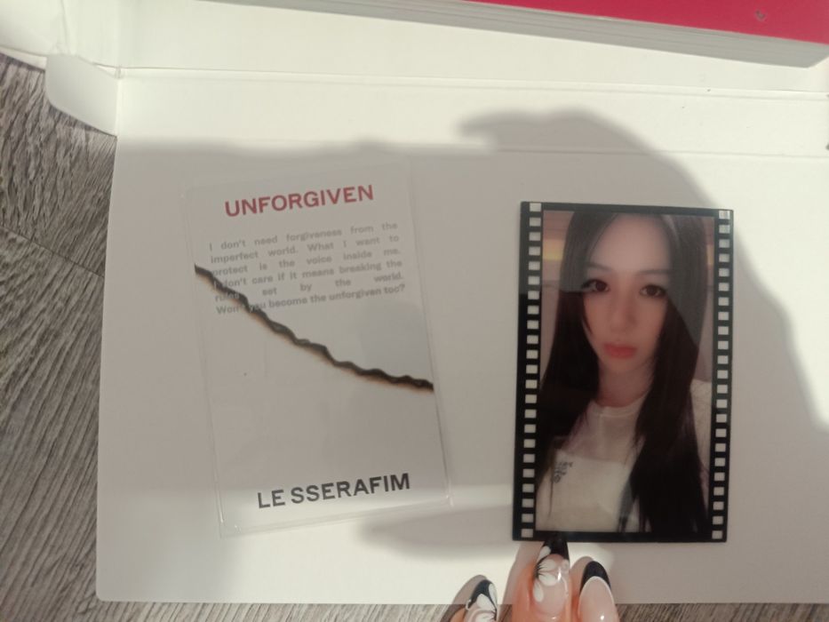 Kpop албум Unforgiven на Le Sserafim