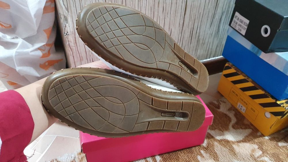 Обувь белая на плоской подошве