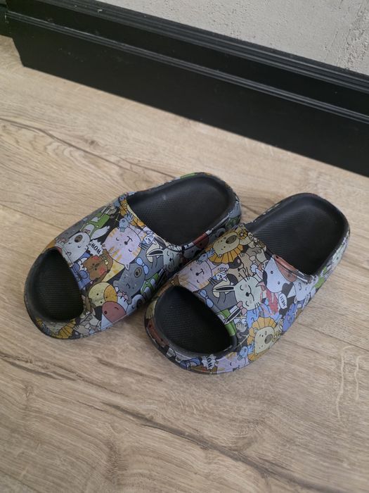Продам детские кроссовки и шлепки