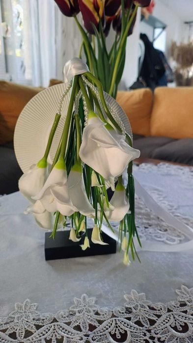 buchet mireasă din flori calla si perle albe
