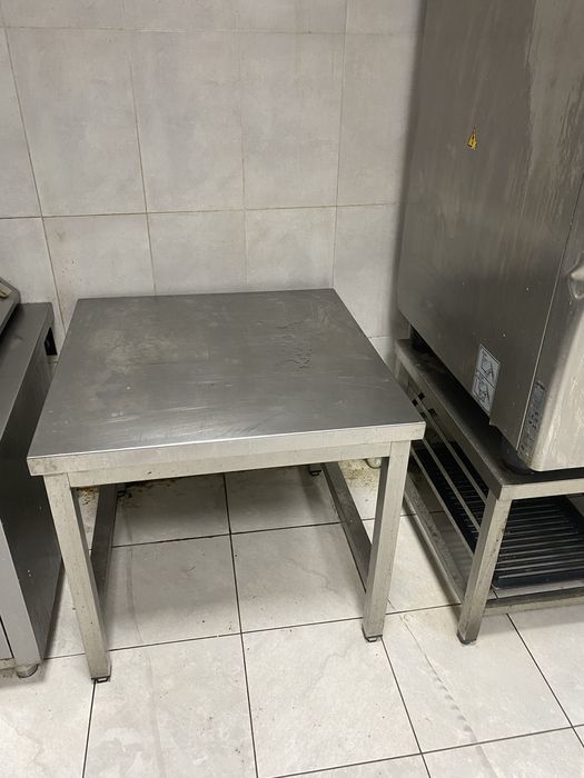 Маса ,база ,неотрално оборудване