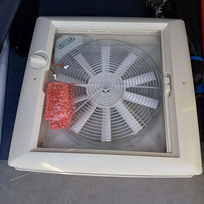 Люк с вентилатор капандура за каравана кемпер