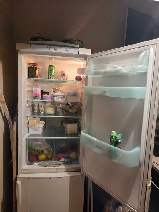Подарявам работещ хладилник.