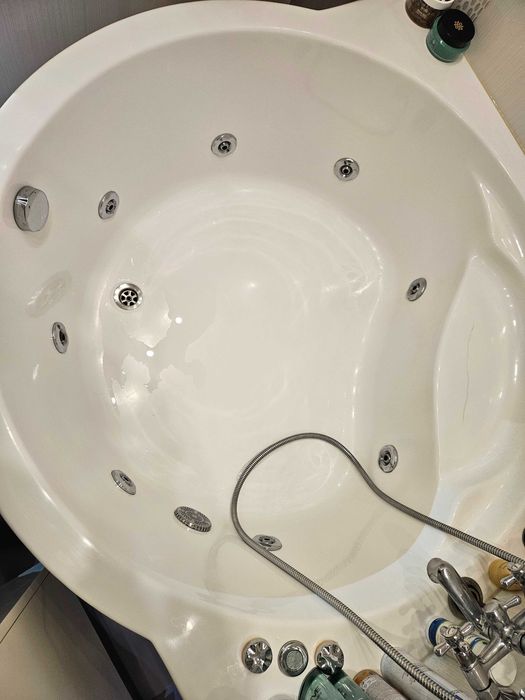 Продавам хидромасажна вана, мивка със шкаф и тоалетна