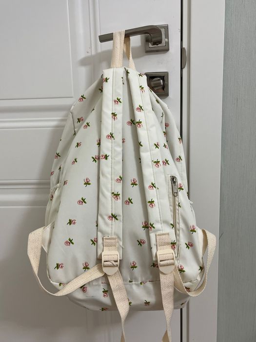 Рюкзак белый с цветочками для девочки
