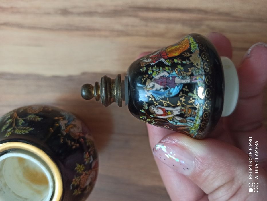 Порцеланово шишенце за парфюм