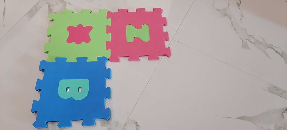 Мека настилка под формата на пъзел за деца. Различни цветове с букви.