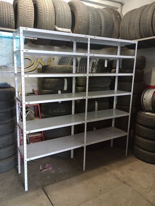 Метални стелажи с по 6 рафта