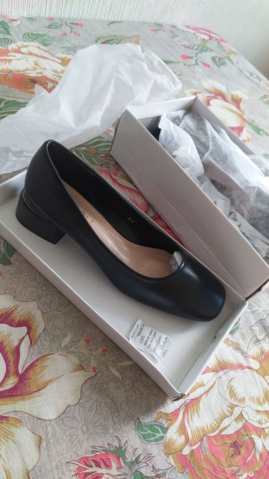 Продаются женские туфельки.