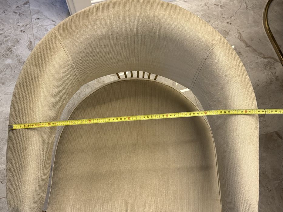 Masă de lux cu 6 scaune cu catifea bej si metal auriu