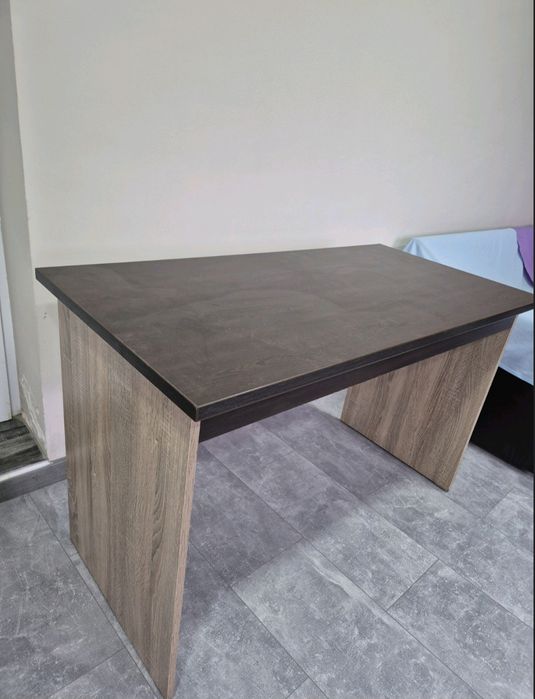 Кафяво бюро в много добро състояние