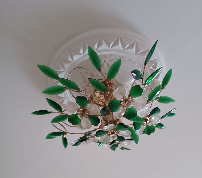 Продаётся красивая потолочная люстра.