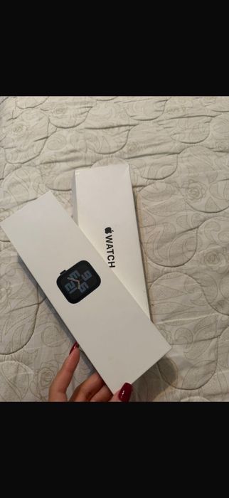 Продам Apple Watch SE