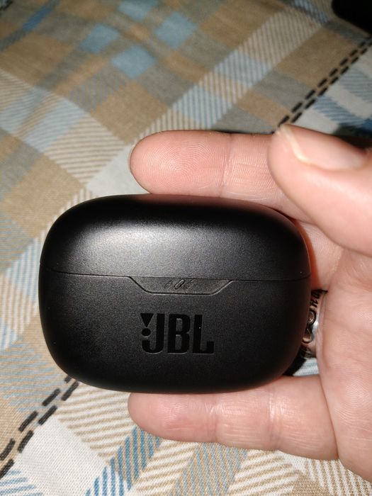 Продам новые наушники JBL