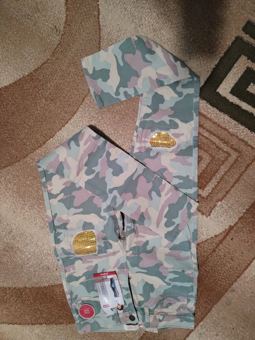 Джинсы новые Levis, на 7-9лет