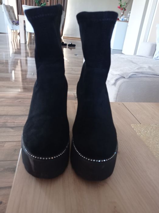 Дамски боти от естествен велур, размер 36. Слагани са един път, нераз