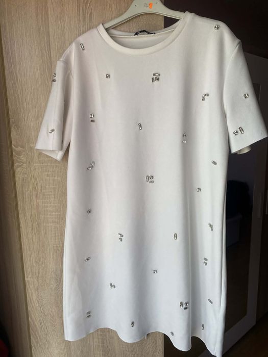 Бяла рокля Zara с камъни