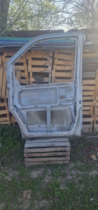 Продам двери на "мерседес-638".