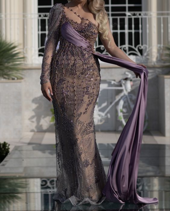 Официална рокля.