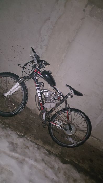 Vând bicicleta cu motor de(80cc)tuning.Motoru porneste foarte repede