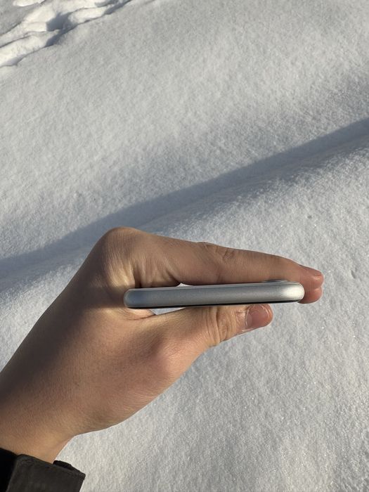 Срочно продам айфон SE3 2022