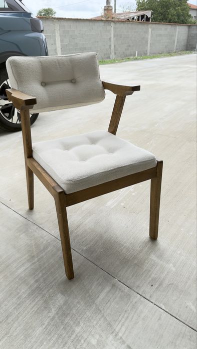 Дървени столове с тапицерия