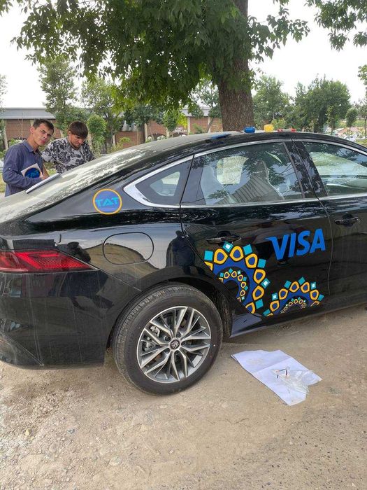 Avtomobillarga reklama yopishtiramiz – Avtonakleyka xizmati