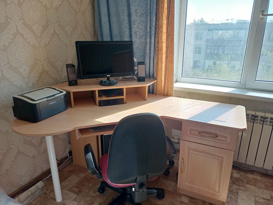 Продам компьютерный стол