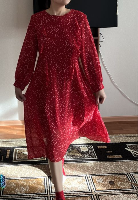 платье красного цвета