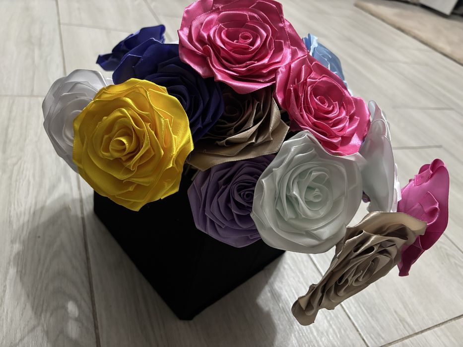Buchete de trandafiri din satin