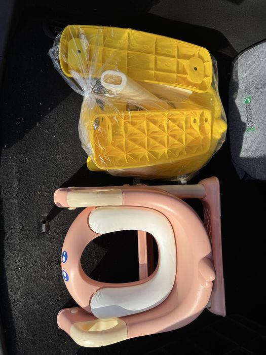 Продавам 2 бр. тоалетни столове  в стил стъпала за деца.