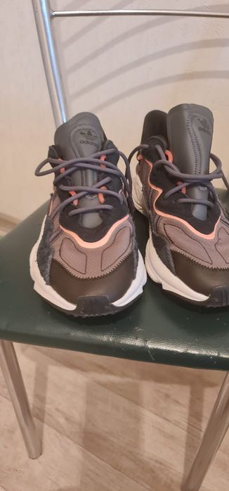 Продам мужские красовки 43рпзмера адилас