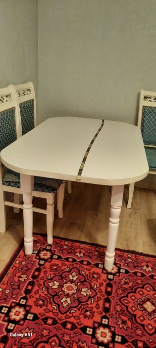 Продам стол с 4 стульями