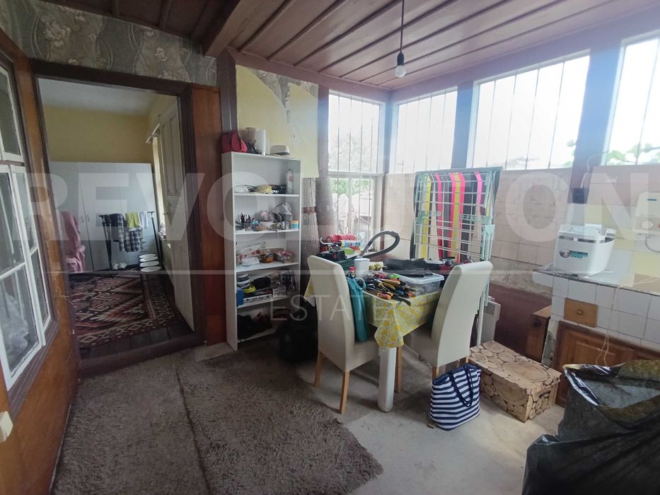 Просторна къща с голям двор и стопански постройки в с. Владимирово!