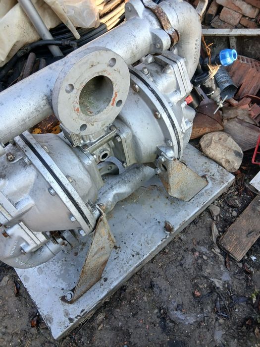 Pompa cu membrane actionata pneumatic