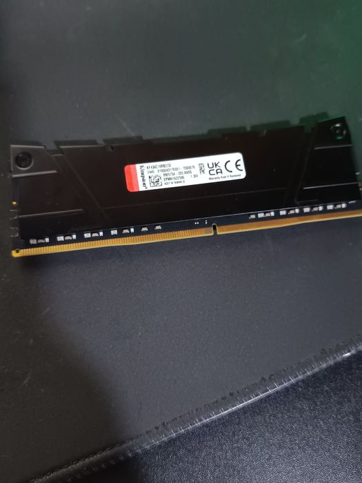 Vând Plăcută RAM 32GB Kingston Fury