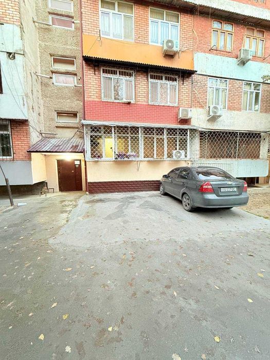 Срочно продается 3-х комнатная квартира в центре города Янгиюль