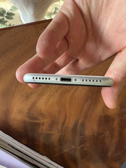 Продам Iphone SE 2