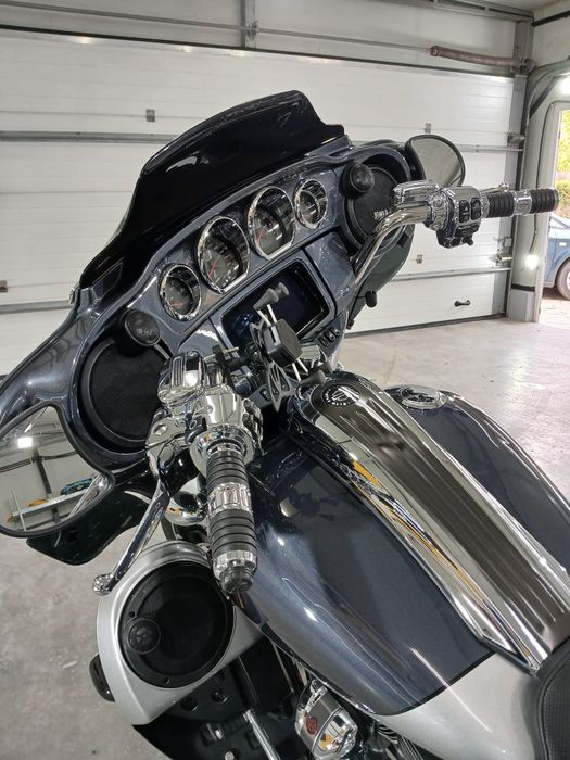 Motocicleta Harley Davidson Street Glide CVO 117