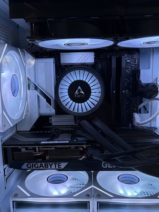 Vand Calculator Pc Gaming RTX5070 | Intel Ultra 7 265K | 32 Gb RAM DDR 5 NEGOCIABIL