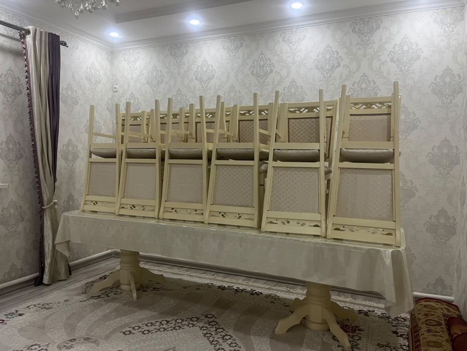 Стол и стуля для гостиной