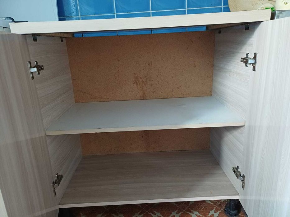 Шкаф с двумя полками