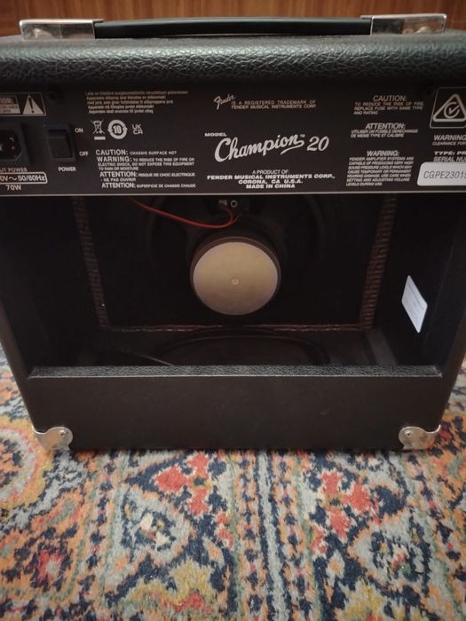 Продам комбоуселитель Fender Champion 20