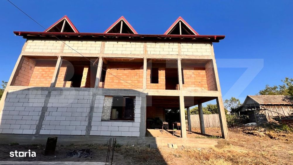 Doua case, spatiu comercial, casa tip pensiune Goicea Dolj