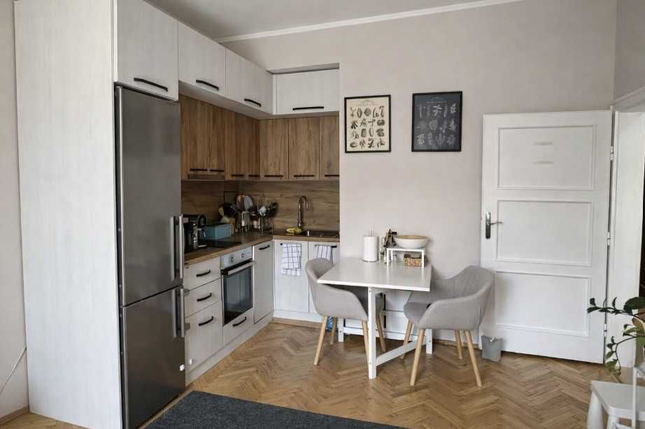 Дава се под наем Тристаен апартамент в София, Център - 88 кв.м за 1245.42 € - Снимка #1