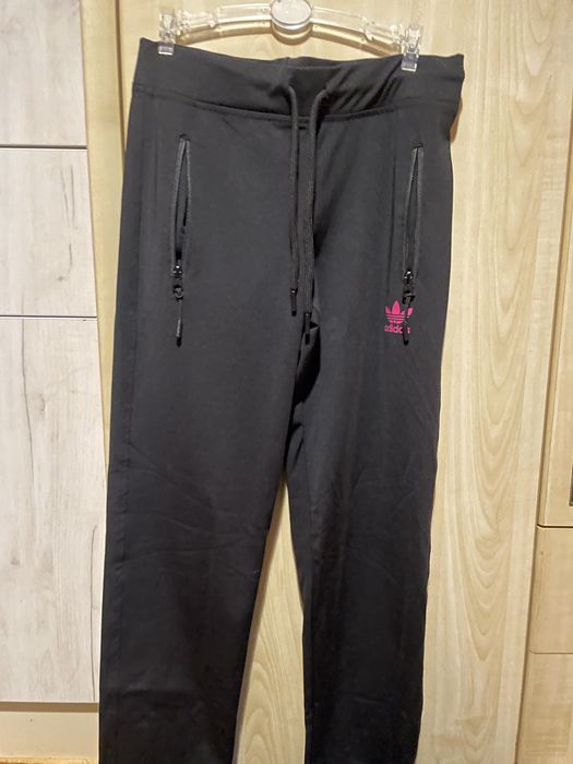 Чисто нов адидас черен анцуг