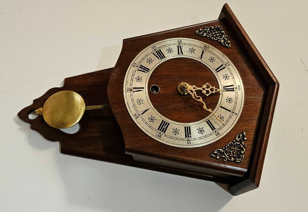 Ceas de perete cu pendula miniatura
