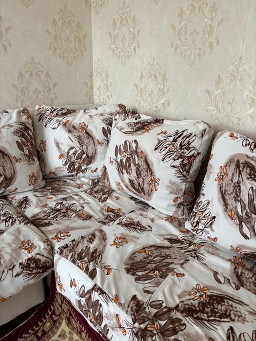 Диван белый с рисунком