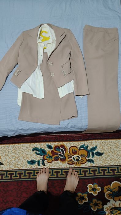 Костюм юбка,брюки, блузка размер 36